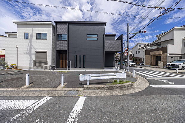 【現地撮影】大阪市中心部にアクセスしやすい軽快なフットワークに加え、周辺には暮らしに潤いをもたらすスポットが点在しています。