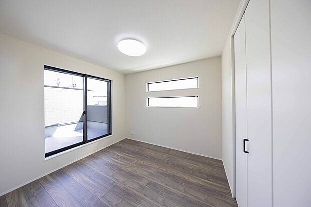 【洋室】収納を完備した洋室は広さを有効に使え、プライベートな時間を思う存分満喫できます。ベットや机を置いても余裕のある広さを確保しているので、インテリアの幅も広がります。