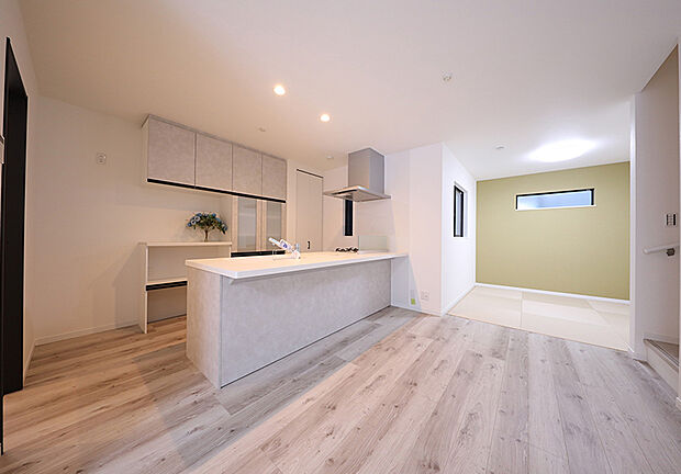 【当社施工実例（LDK）】会話がはずむ、家族団らんの中心となるダイニング。食事の時間が待ち遠しくなる、温もりあふれる空間です。