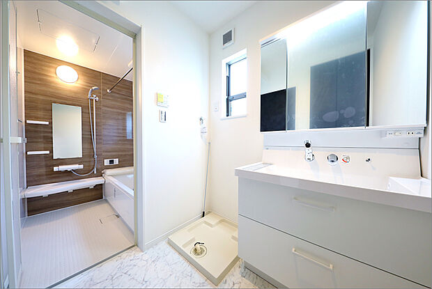 【当社施工実例（洗面・浴室）】白を基調にまとめた洗面室。照明の明るさや配置にも配慮し、清潔感と実用性を両立しました。