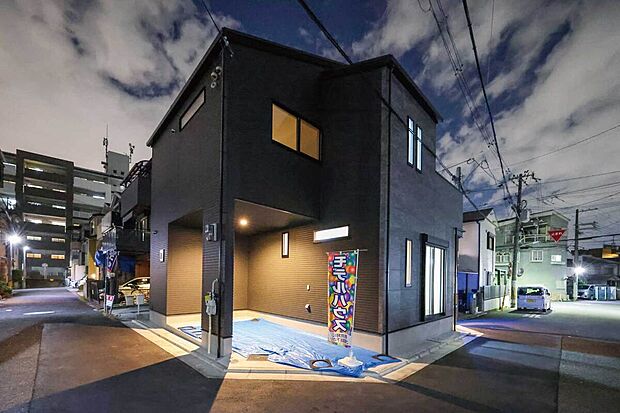 【当社施工実例】「ただいま」が似合う、どこかホッとする外観デザイン。
主張しすぎない品のよさが、街並みの中でさりげない存在感を放ちます。
家族の毎日を、静かに見守るような佇まいです。