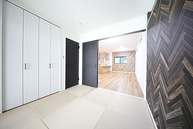 【当社施工実例(和室)】当社施工実例(和室)
琉球畳やヘリボーンのアクセントクロスを取り入れた現代和風の空間。モダンな住宅とも調和するデザインです。