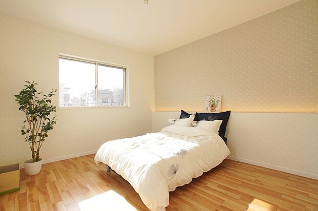 【当社施工実例(洋室)】当社施工実例(洋室)
間接照明が壁面をやわらかく照らし、過ごす時間に落ち着きを添えてくれるプライベート空間です。