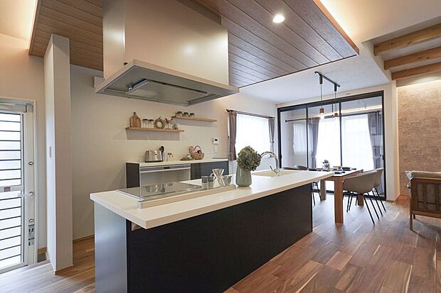 キッチンやダイニングもリビングと一体化しており、家族が自然と集まるオープンなレイアウトが魅力です。 食洗機付きクリナップのアイランドキッチンです。