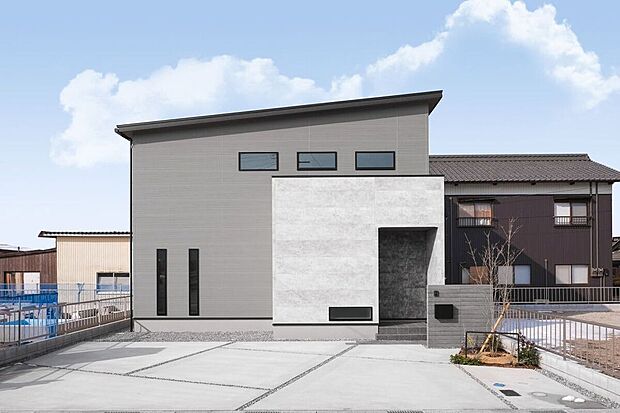 ★毎週土日祝日、見学会開催中!★
全18区画の新規分譲地内、日当たり良好!
駐車スペース4台可能!
すっきりした印象のグレーの外観。