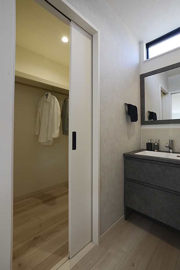 【ファミリークローゼット】洗面室を挟んで左側には大容量収納できるファミリークローゼット、右側には脱衣室を設け、朝の身支度から片付けまでスムーズな動線。