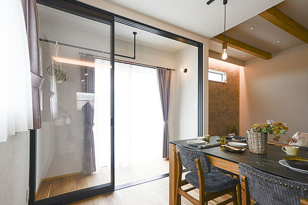 【インナーテラス】ブラックのアイアン風フレームがインテリアをグレードアップしてくれるおしゃれなドア。 光をたっぷり採り入れ、クリアなパネルが空間を開放的に見せてくれます。 南向きで日当たりもよく、洗濯物もよく渇きます。