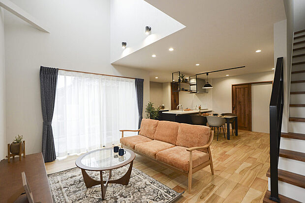 【21帖のLDK】解放感ある吹き抜け、ワイドサイズの掃き出し窓で明るいリビング。 ブラックのアイアンでヴィンテージ感を演出した落ち着く空間です。