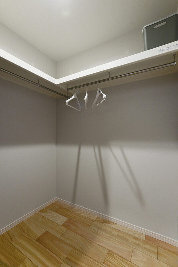 【洗面スペースと繋がるファミリークローゼット】リビングからも洗面からもアクセスしやすい大容量収納できるファミクロ完備。枕棚、ハンガーパイプ付きで使いやすさ◎