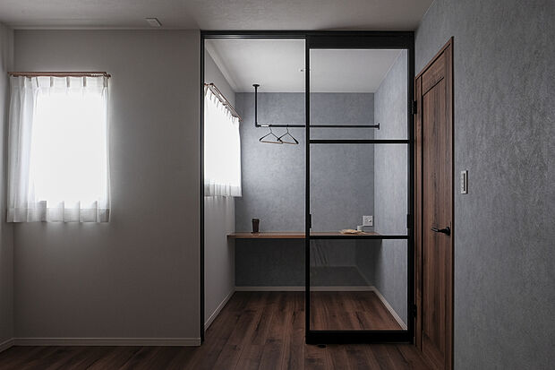 【サンルーム、書斎】2階寝室と繋がるワークスペース。アイアンバーを取り付けているのでランドリールームとしてもご利用いただけます。