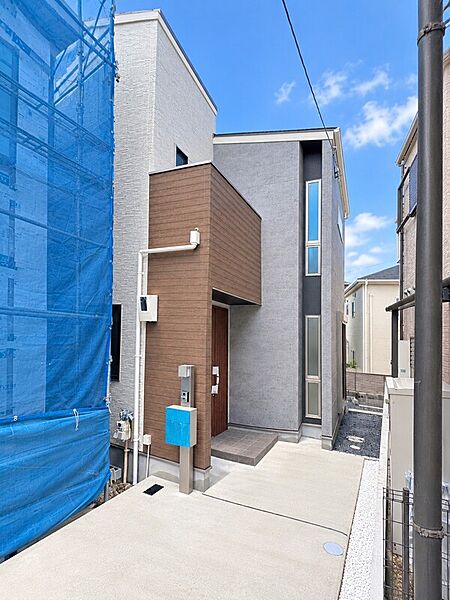 異なる素材を組み合わせた個性的な外観。モダンでおしゃれな住まいを演出します。