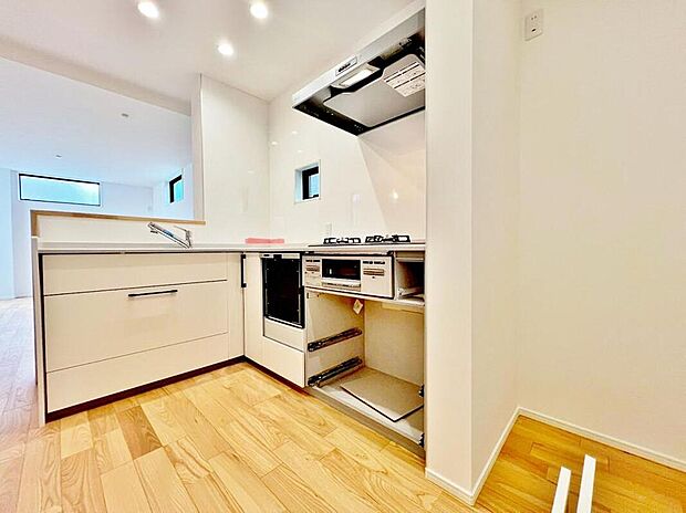 【家事時短の叶うキッチン◎（現況）】
効率よくお料理ができる３口コンロ・食洗機・出し入れしやすいスライド収納を完備したシステムキッチン。確かな機能性を実感頂けます。