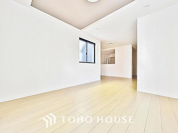 【憩いの場15.43帖リビング】
くつろぎを愉しむリビングルームは憩いの場となります。リビングとダイニングの空間機能を活かし、巧みに使い分ける発想が、ライフスタイルに新しいゆとりをもたらします。