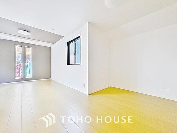 【プライバシーを確保できる、開放感に満ちた2階リビング♪】
居心地の良いリビングダイニングには自然と家族みんなが集まってきます。明るく穏やかな空気のなかで飲んだり、食べたり、笑ったり。