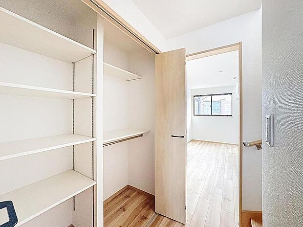 【収納豊富！】
収納の多さも魅力です！使い勝手の良い収納を豊富に設置しております。居住スペースを充分に確保することができる為、ゆとりある室内で、ゆっくりとご寛ぎいただけます。