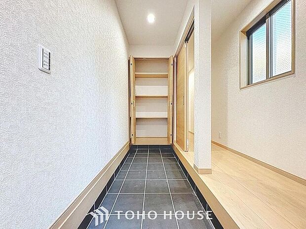 【玄関】
「ただいま」・「おかえり」。新居で交わす家族同士の何気ないやり取りがただ何となく嬉しいんです。自分のお家を手に入れた事の喜びが感じられるお客様からの素敵なエピソードです。