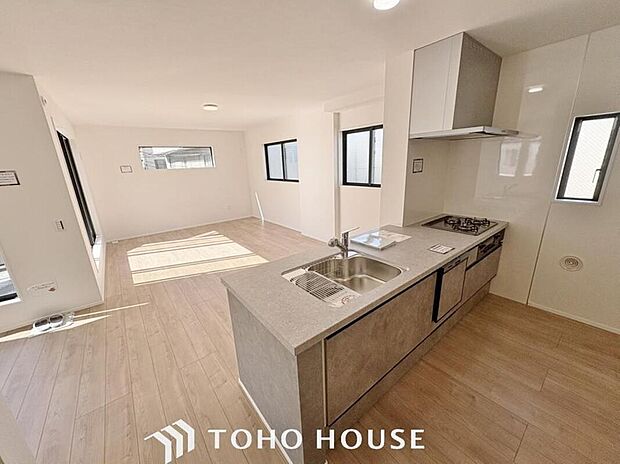 【対面式キッチン仕様】
キッチンスペースは、ゆとりの広さを確保!開放的な対面式キッチンなので、ご家族との会話を楽しうことはもちろん、お子様を見守りながら家事時間を進められます♪