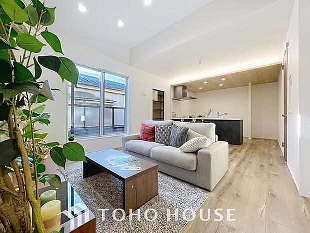 【寛ぎ空間♪南西向きで明るいリビング】
空気感という居心地の良いＢＧＭは、心からのやすらぎと満足感を与えてくれます。通風と採光を考慮したリビングは地域の鼓動を感じながらお寛ぎ頂くことが可能です。