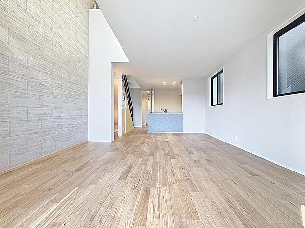 【憩いの場リビング】
くつろぎを愉しむリビングルームは憩いの場となります。リビングとダイニングの空間機能を活かし、巧みに使い分ける発想が、ライフスタイルに新しいゆとりをもたらします。