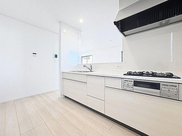 【使いやすさを重視したキッチンスペース♪】
作業スペースを多くとったキッチン。調理がしやすく余裕の広さです！調理器具等がすっきりと片付く収納力を備えています！