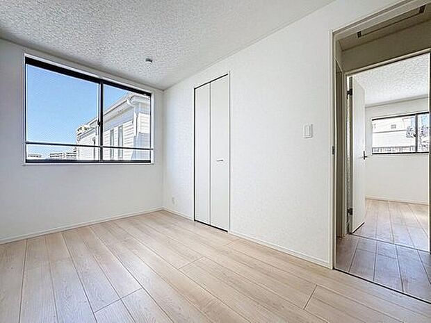 【収納のある居室】
お子様の成長に合わせて机やベットを自由にレイアウトできるようにと、小さな自立心を育むお部屋作りを見越してご覧下さい。