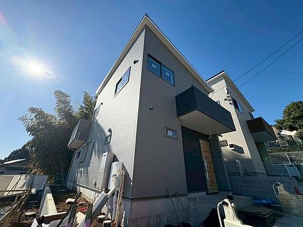 【土間収納やパントリーを備えたゆとりの4LDK♪】
敷地面積152平米の、建物面積106平米の2階建、1階水まわり集約プランの邸宅です♪ぜひ、ご覧ください。