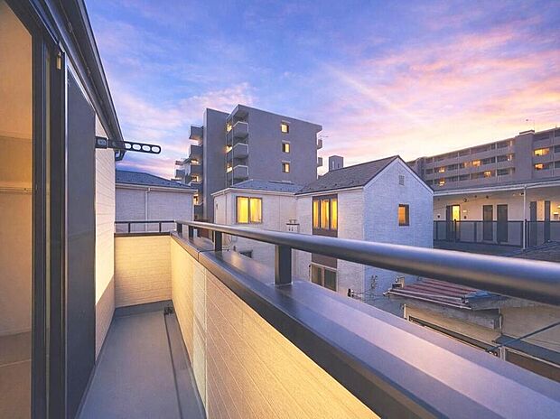 【開放感感じるバルコニー】
頬をなでる優しい風を感じることが出来るバルコニー。つい深呼吸をしたくなる気持ちの良い眺望はこのお部屋の自慢です。