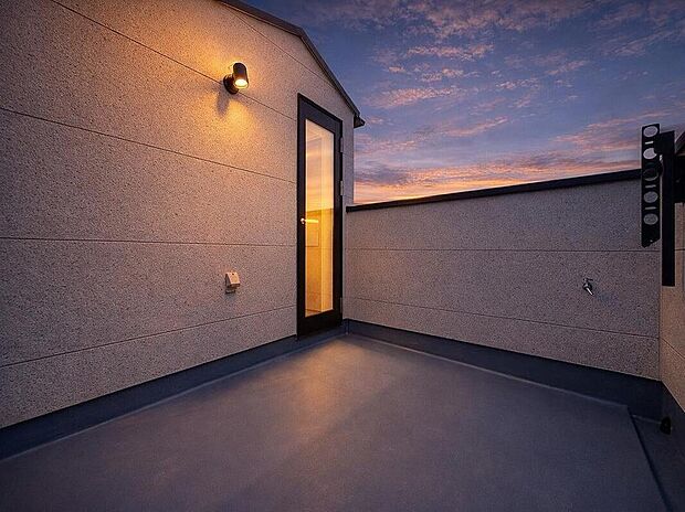 【透き通る青空の下で癒しの時を満喫する】
ルーフバルコニーは、お庭よりも人目が気にならないプライベート空間です。BBQは勿論、夕焼けや星空など、豊かな空の表情もお楽しみいただけます。