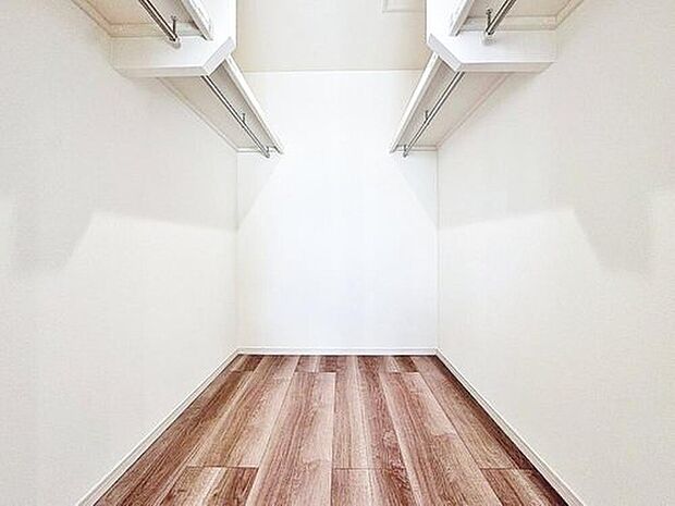 【たっぷり収納！ウォークインクローゼット】
たっぷりと荷物が入るよう、ウォークインクローゼットを完備いたしました。画像と現地では大きさ、広さの感覚が違います。是非ご自分の目で確かめてください。