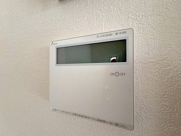 お風呂場と台所に操作リモコンがあり、キッチン近くにある給湯リモコンは、お料理の最中でもリビングで寛いでいるなかでもボタン一つで簡単に沸かせて便利ですね。