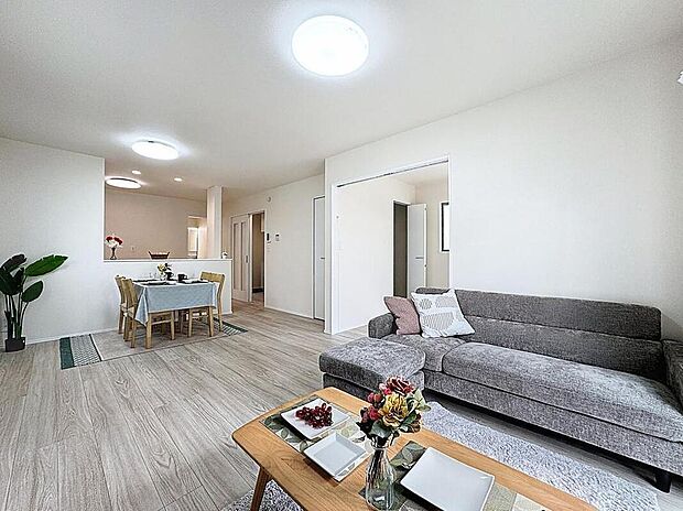 【寛ぎ空間♪リビング】
家族の会話や笑顔が行き交うリビングで、大きなソファやダイニングテーブルでゆったり食事をしたりくつろぎたい♪そんな夢が叶えられる空間です！