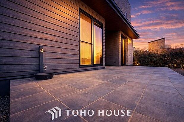 【水栓のあるウッドデッキ】
洗濯物を干す以外に、ガーデニングや家庭菜園なども楽しめます♪