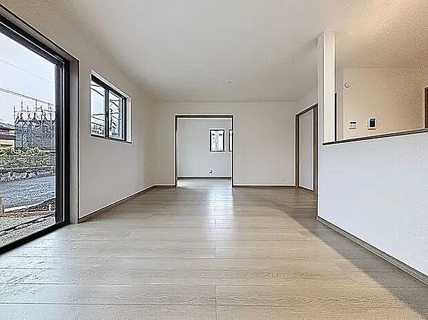 「南東向き。陽当り良好。」大きな窓辺からの日差しが暖かい室内は、自然と住まう人の気分も明るくなり、リビングでの素敵なワンシーンが演出されます。