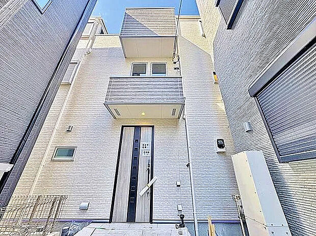 「～3階建て3LDK～」18帖以上のLDK、豊富な収納、生活を彩る設備など、プラアスワンのポイントが詰まった邸宅です。