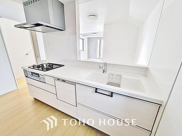 【キッチン】作業スペースを多くとった対面キッチン。夫婦そろってキッチンに立っても調理がしやすくゆとりある広さ。食器類もすっきりと片付く収納力が期待できます。家事をしながら会話も弾みます。