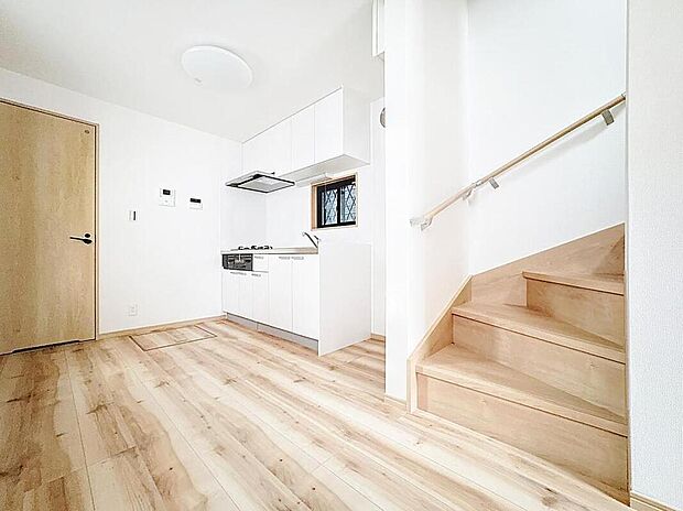 【リビング】【穏やかな時が流れる癒しの空間】
穏やかな光が明るくリビングルームを包みます。心地よい空間が、ご家族のかけがえのない時間に優しく寄り添います。