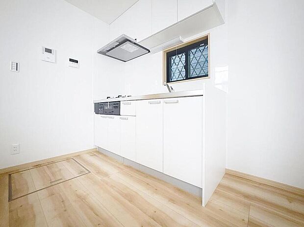 【キッチン】調理に集中しやすい壁付けキッチンです。デッドスペースができにくい為、リビングやダイニング等の居住スペースを広くお使い頂くことできます。