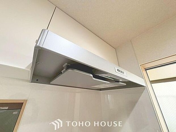 【レンジフード】昨今主流のスリムタイプのレンジフード。そのスタイリッシュな見た目から、インテリアとしても高い人気がある型です。また、スリム型の大きなメリットとして、掃除のしやすさがあります。