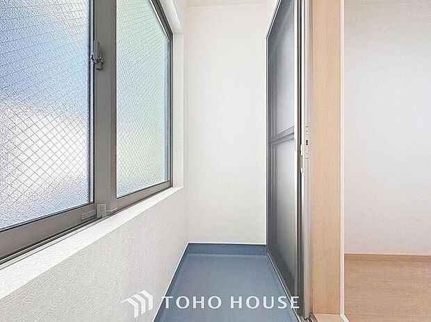 【バルコニー】都市型生活をより快適にコーディネートするかのように、周りの情景とマッチしたバルコニー。住まうご家族の心地よさを最優先したバルコニーでは様々な時間を楽しめます。