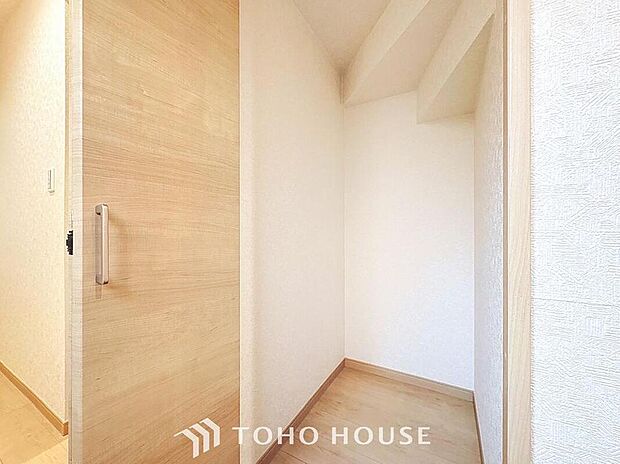 【収納】収納の多さも魅力です！使い勝手の良い収納を豊富に設置しております。居住スペースを充分に確保することができる為、ゆとりある室内で、ゆっくりとご寛ぎいただけます。