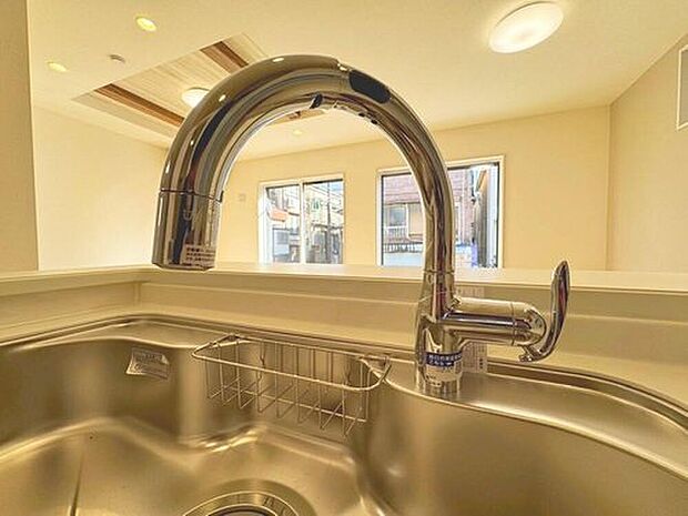 【浄水器一体型水栓】クリアな水が毎日使え、見た目にもスマートな浄水器一体型。お米を炊いたりする際には浄水機能をつかうこともできて、人気の商品です。