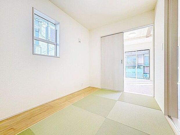 【リビング以外の居室】リビングに隣接する和室。お子さまの遊び場や家事スペース、気軽に横になれる休憩スペースなど多目的に活躍します。