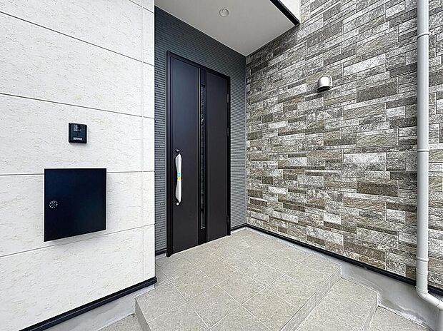 【玄関】人を迎え入れる最初の場所だからこそ、清潔感があり纏まった空間にして頂ける様にゆとりあるシューズボックスを設置しました。おでかけの時も帰った時も、「我が家」を最初に感じでもらえる素敵な空間に。