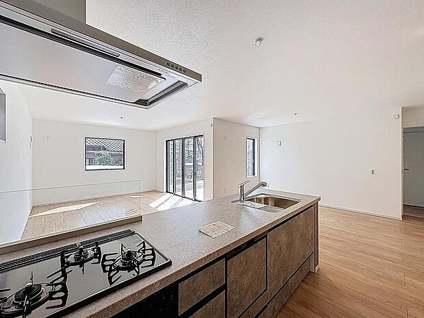 【キッチン】明るい自然光が入る、作業スペースを多くとったキッチン。調理がしやすく余裕の広さ!食器類もすっきりと片付く収納力です。家事をしながら会話も弾みます。