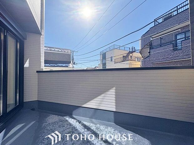 【バルコニー】都市型生活をより快適にコーディネートするかのように、周りの情景とマッチしたバルコニー。住まうご家族の心地よさを最優先したバルコニーでは様々な時間を楽しめます。