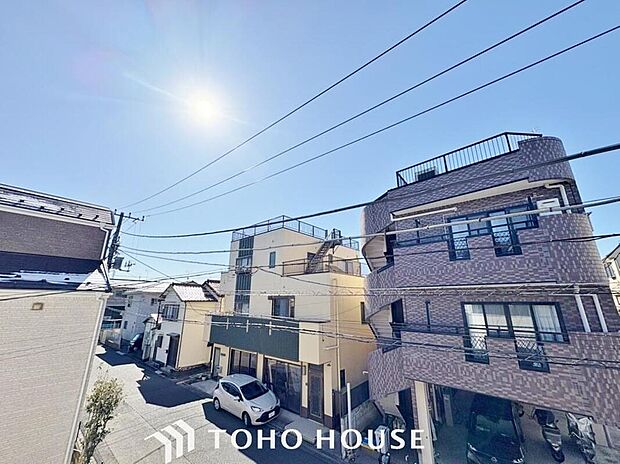 【住戸からの眺望写真】【穏やかな街並みの眺望】
穏やかな街並みを一望しながら、爽やかな風と柔らかく降り注ぐ陽光を感じて頂けます。心地良い開放感が暮らしにゆとりと充足感をもたらします。