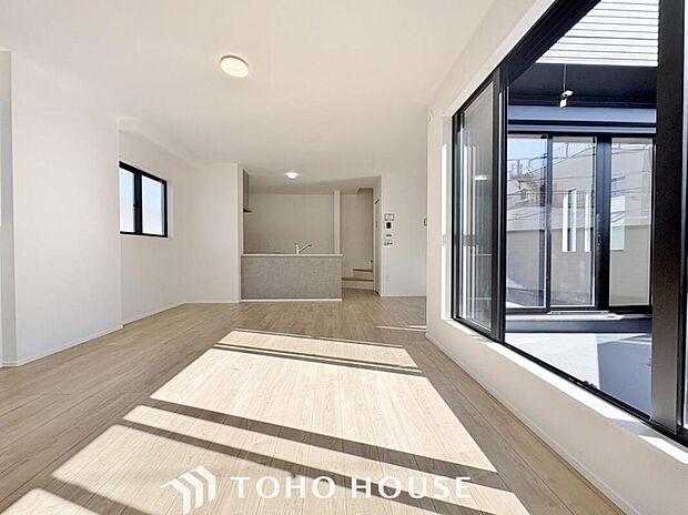 【リビング】【南向き♪陽当り良好♪】
大きな窓辺からの日差しが暖かい室内は、自然と住まう人の気分も明るくなり、リビングでの素敵なワンシーンが演出されます♪