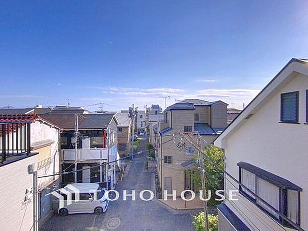 【住戸からの眺望写真】【穏やかな街並みの眺望】
穏やかな街並みを一望しながら、爽やかな風と柔らかく降り注ぐ陽光を感じて頂けます。心地良い開放感が暮らしにゆとりと充足感をもたらします。