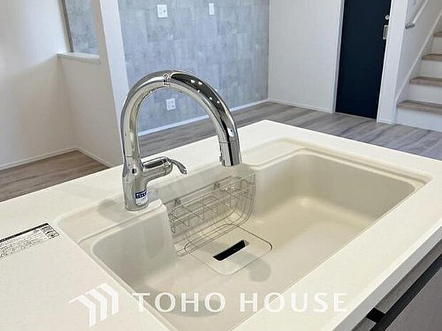 【浄水器一体型水栓】クリアな水が毎日使え、見た目にもスマートな浄水器一体型。お米を炊いたりする際には浄水機能をつかうこともできて、人気の商品です。