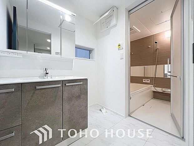 【洗面台・洗面所】身だしなみを整えやすい事はもちろんですが、鏡の後ろに収納スペースを設ける事により、散らかりやすい洗面スペースをすっきりさせる事が出来るのも嬉しいですね。